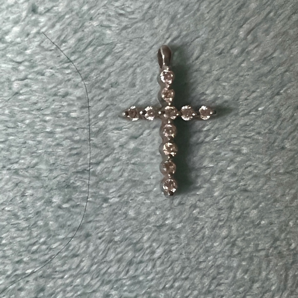 Very pretty diamond and 18kt (marked) white gold cross